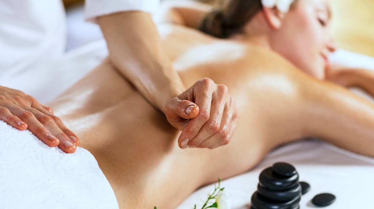 massagem relaxante mulher deitada