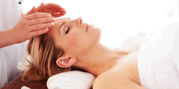 Mulher recebendo massagem reiki exótica. 